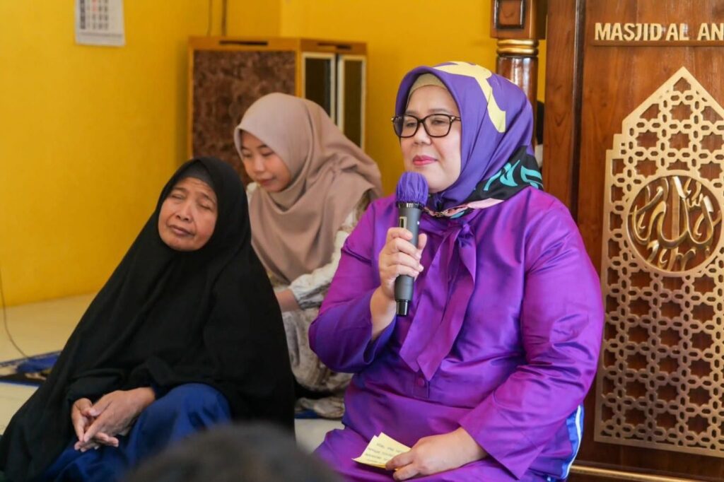 Wagub Marlin saat safari Duha di Masjid Al Habib Malik Al Anshar, Tanjungsengkuang, Batuampar, Kota Batam, kemarin. (ft restu)