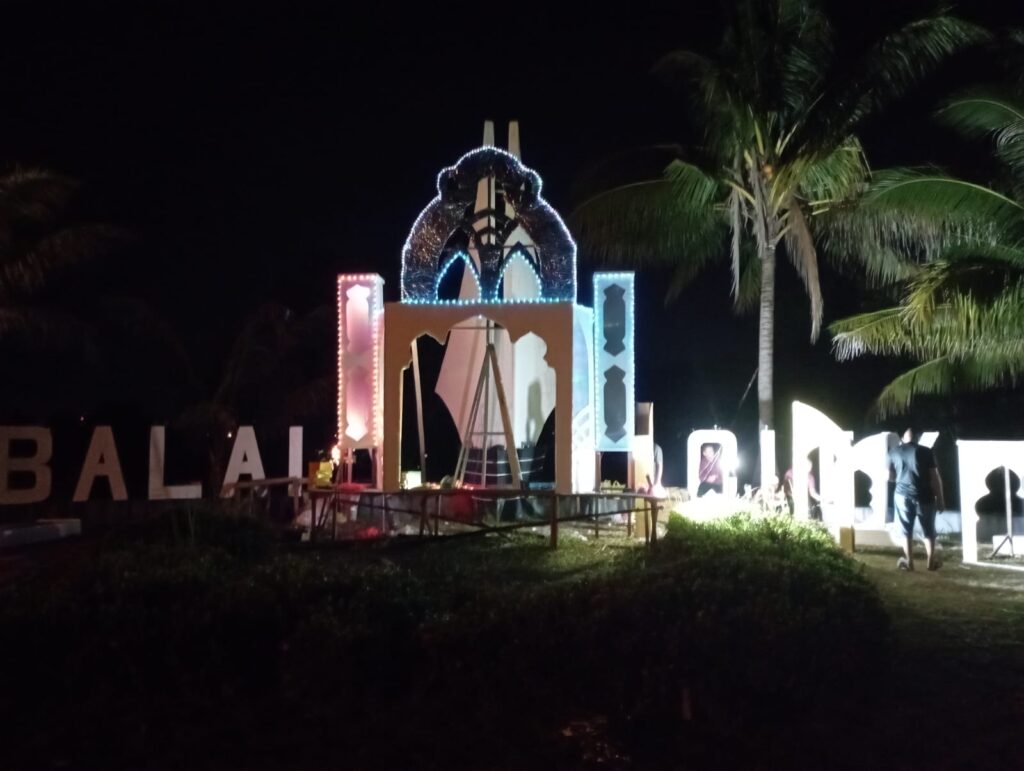 Warga Balai City Garden sedang mempersiapkan festival lampu hias Eid Mubarak di Kapling, tadi malam. (ft yudi)
