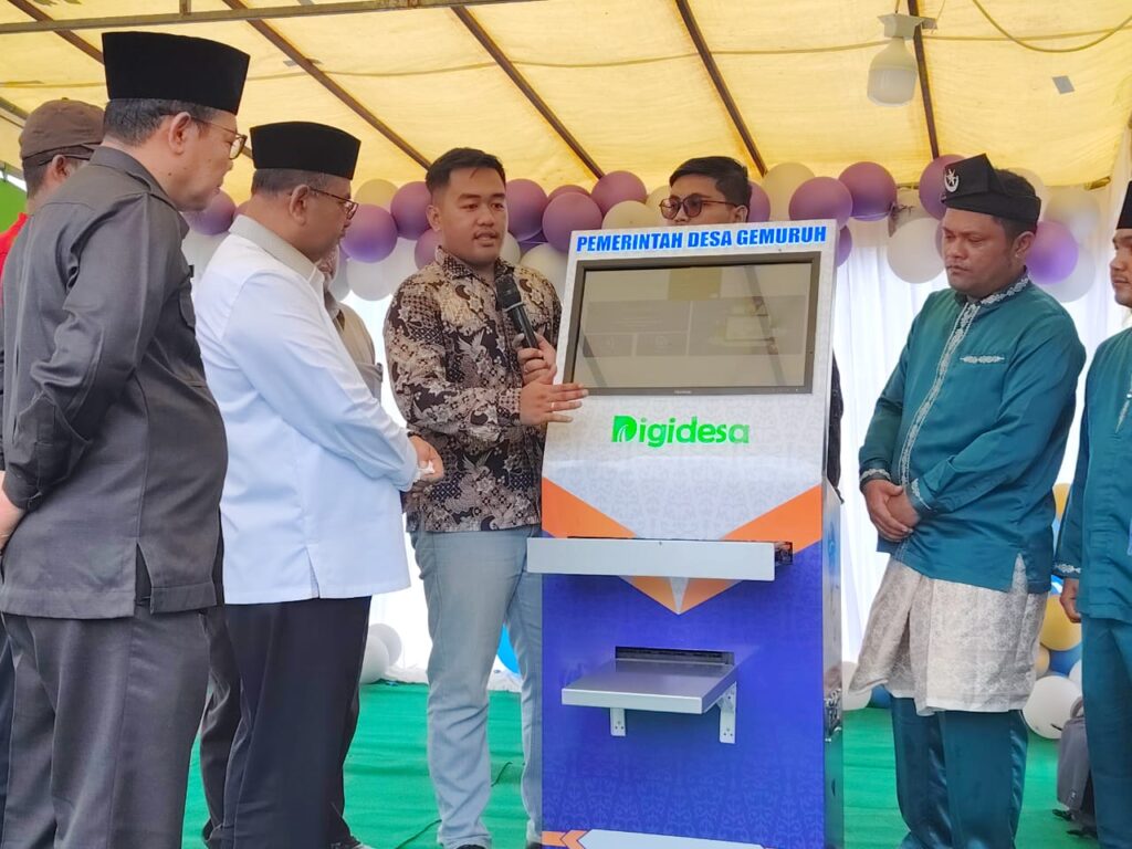 Bupati Aunur Rafiq saat meresmikan Desa Digital dan Kolam Bebek Desa Gemuruh, pagi tadi. (ft msarih)