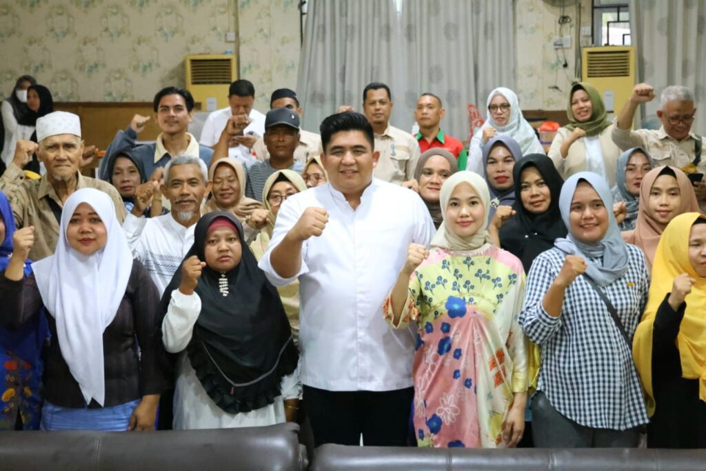 Bupati Roby Kurniawan berfoto bersama usai acara pembukaan Pelatihan Produk Pengolahan Pangan Berbasis Sumber Daya Lokal yang dilaksanakan di Aula Kantor Kecamatan Toapaya, beberapa hari lalu (ft amar)