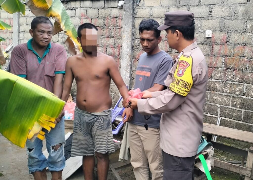 Dua orang warga yang diduga ngelem saat diamankan polisi, (ft yudi)