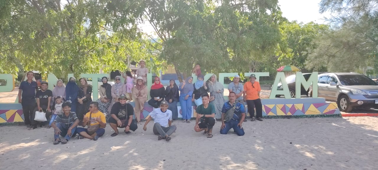 Warga Jakarta di Karimun Rayakan Lebaran Bersama di Pantai Ketam