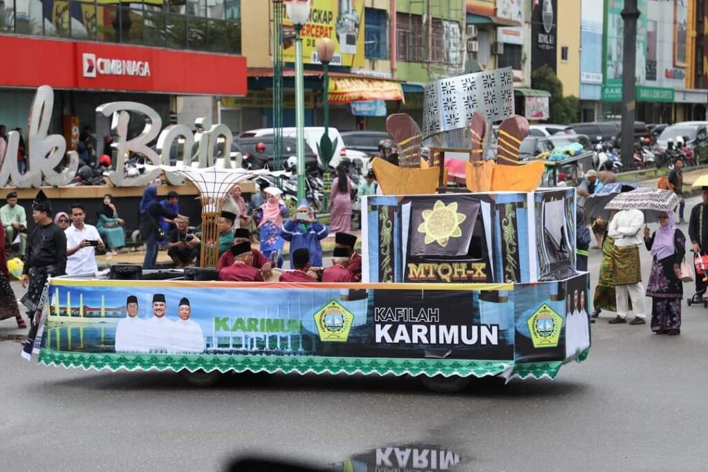 Kafilah Kabupaten Karimun di Pawai Taaruf MTQH X Kepri di Batam, pagi tadi. (ft restu)