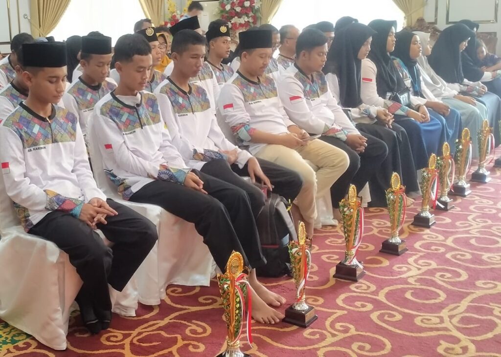 Kalifah Kabupaten Karimun MTQH X Kepri saat penyambutan di kediaman dinas bupati, siang tadi. (ft msaimi)