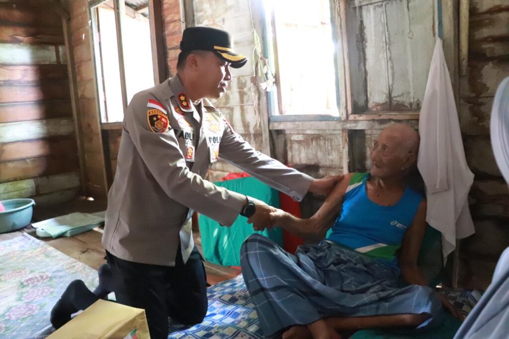 Kapolres AKBP Fadli Agus saat menyalami warga Durai yang mengalami lumpuh menahun, pagi tadi. (ft humaspolreskarimun)