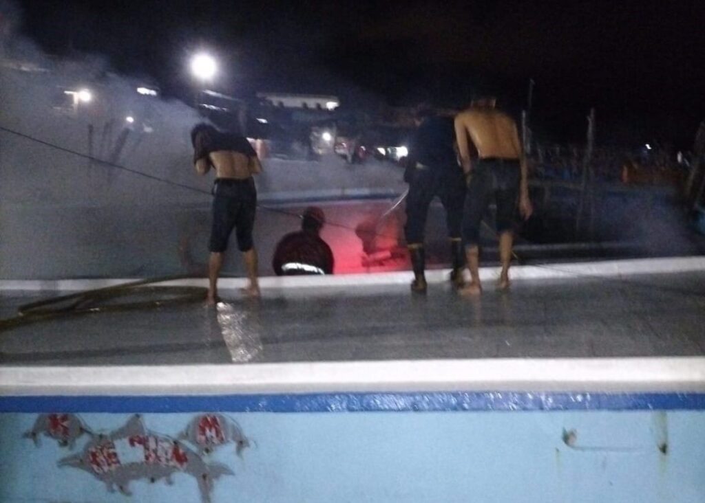 Kebakaran kapal di Kampong Meral, dini hari tadi. (ft bpbdkarimun)