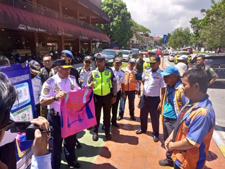 Bagikan Baju Pink bagi Jukir,  Dishub Batam: Ramah dan Buatlah Masyarakat Nyaman