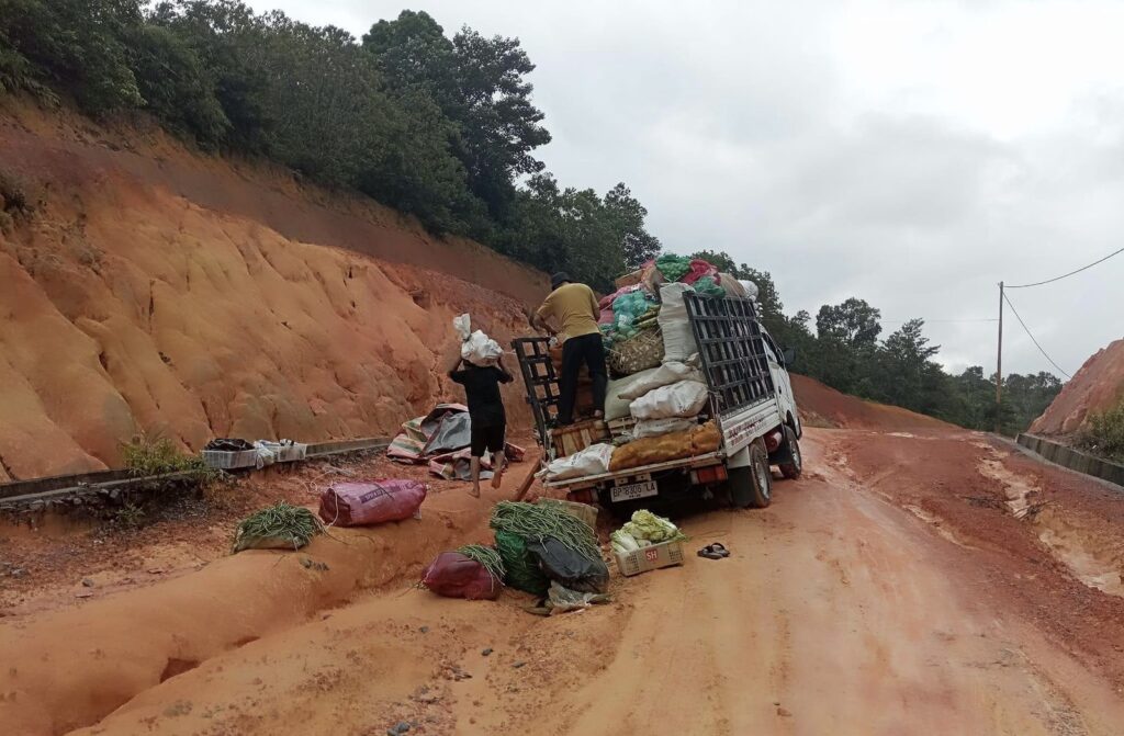 Kondisi jalan menuju ke Pelabuhan Roro Penarik Lingga berlumpur dan licin karena hujan. (ft wandy)