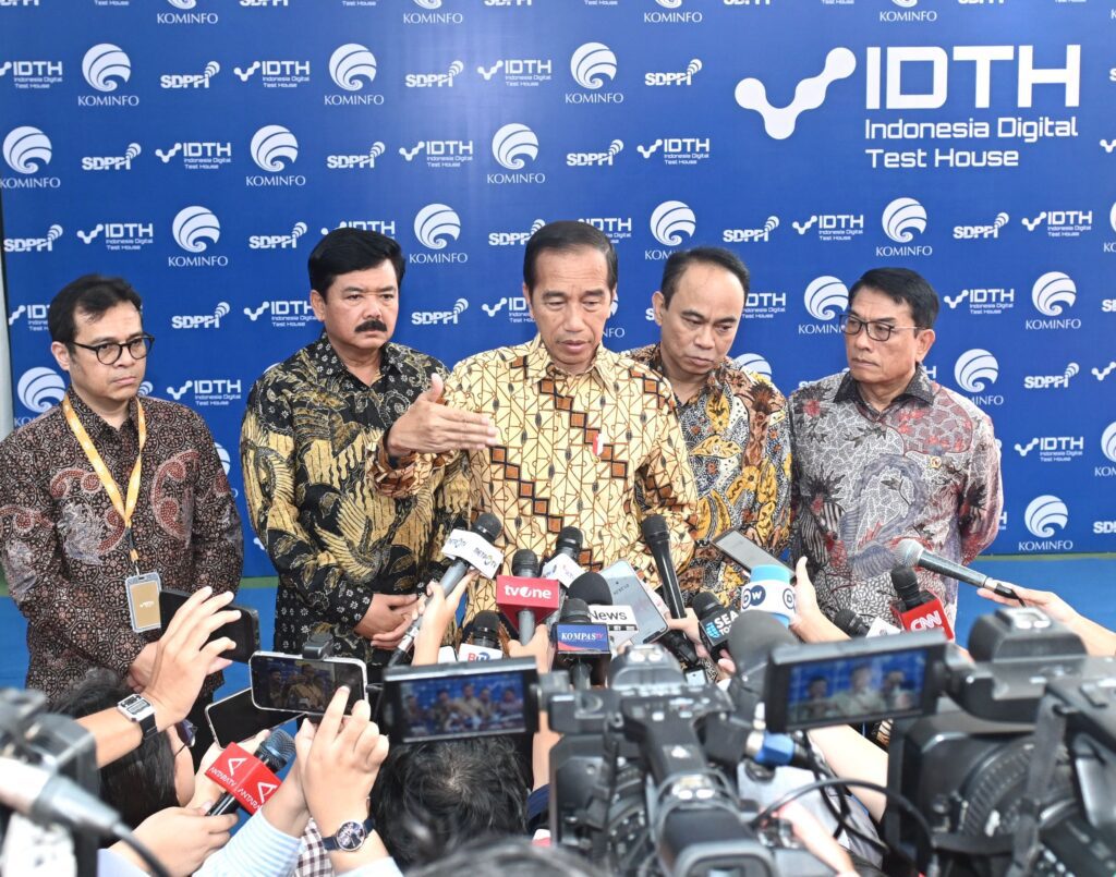 Presiden Joko Widodo menyampaikan keterangan pers di BBPPT, Kota Depok, Provinsi Jawa Barat, kemarin. (ft bpmisetpres)