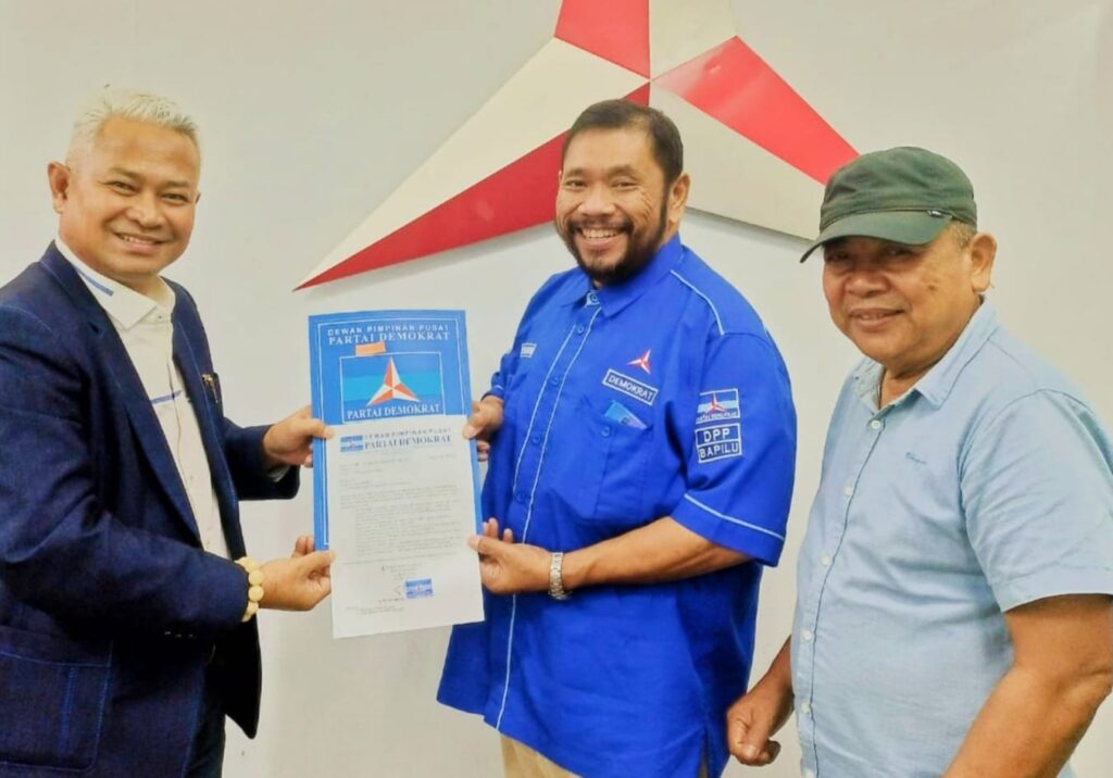 Raja Baktiar (kiri) saat menerima mandat dari DPP Partai Demokrat di Jakarta, tadi malam. (ft dpcdemokratkarimun)