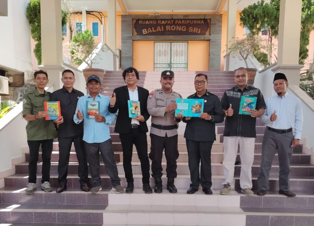 Bhabinkamtibmas Polsek Meral Gandeng Anggota DPRD Karimun Sosialisasikan Program Indonesia Gemar Membaca
