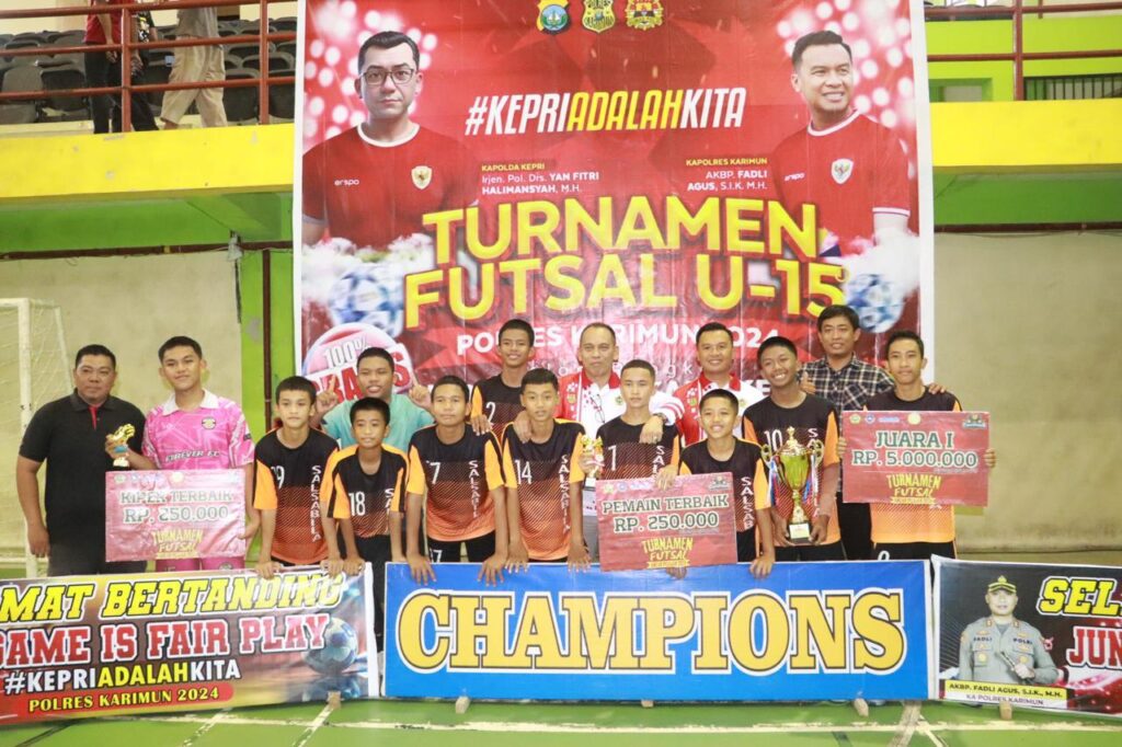 SMPN 1 Karimun saat merayakan kemenangannya di Turnamen Futsal U-15 di GOR Tertutup Karimun, sore tadi. (ft msaimi)