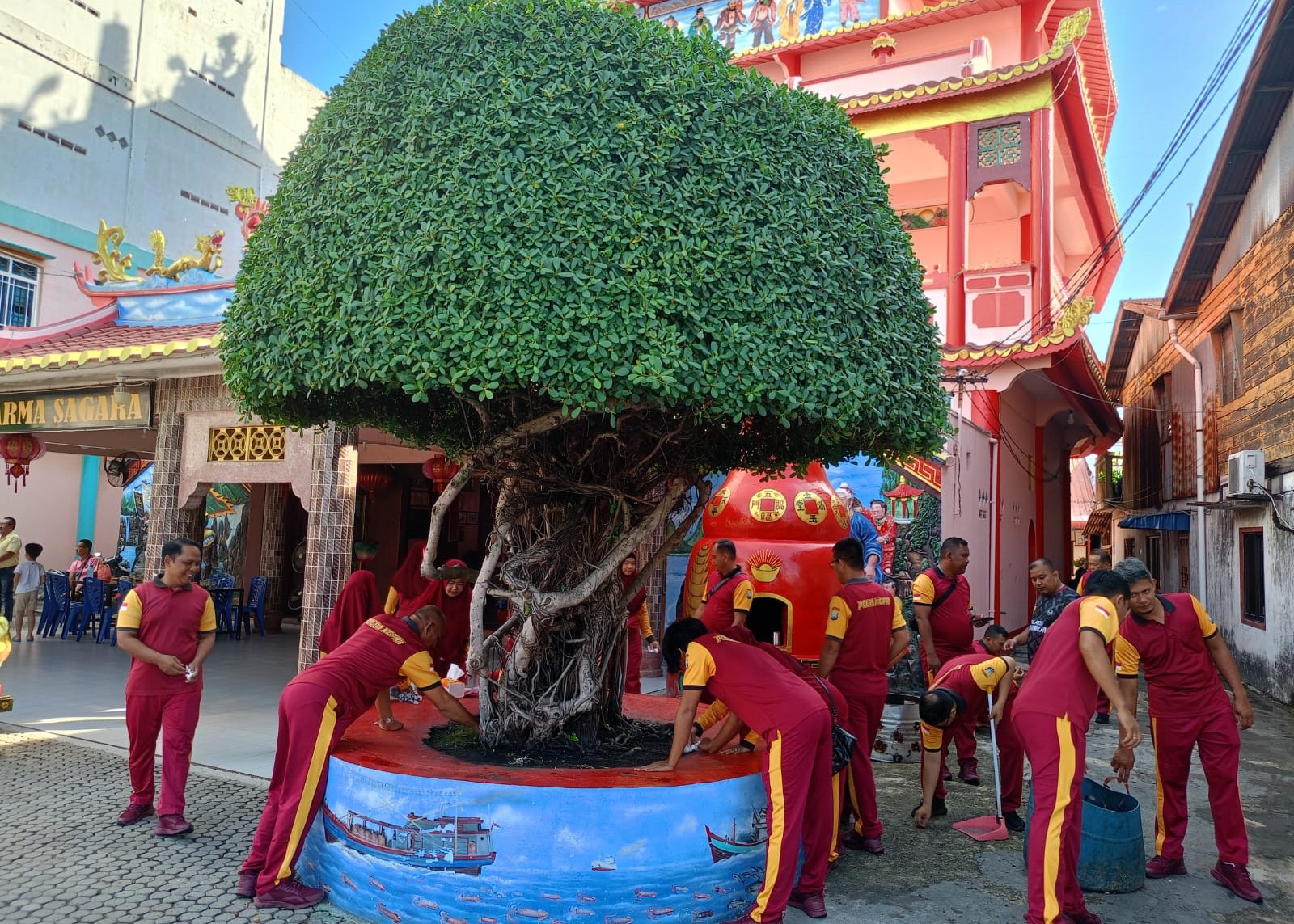 Sambut HUT Bhayangkara ke-78, Polres Karimun Bersih-bersih Tempat Ibadah