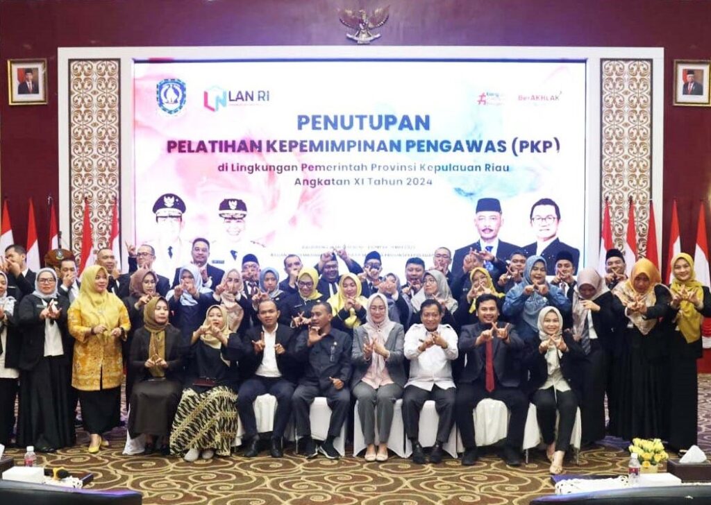 Sekda Kepri Adi Prihantara berfoto bersama saat penutupan PKP, beberapa hari lalu. (ft kominfokepri)