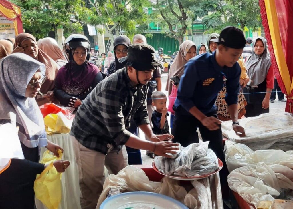 Suasana Bazar Ikan Murah di Kundur, pagi tadi. (ft msaimi)