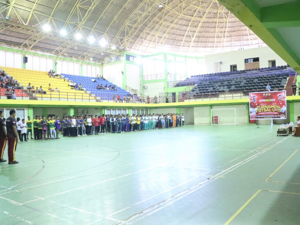 Suasana turnamen futsak dalam rangka HUT ke-78 Bhayangkara yang digelar Polres Karimun di GOR Indoor Karimun, pagi tadi. (ft msaimi)