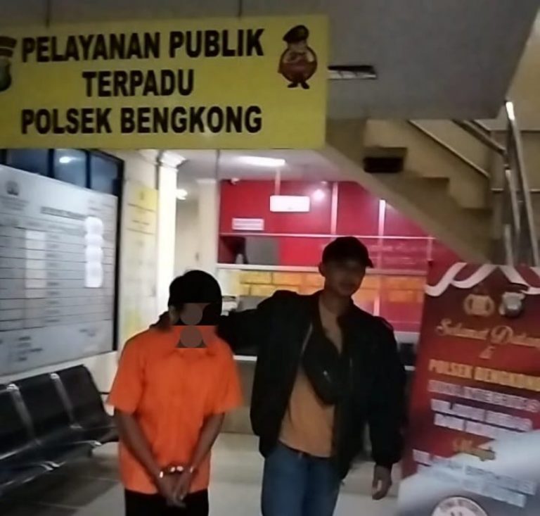 Terduga pelaku pelecehan seksual pada anak di bawah umur digiring anggota Unit Reskrim Polsek Bengkong. (ft polsekbengkong)