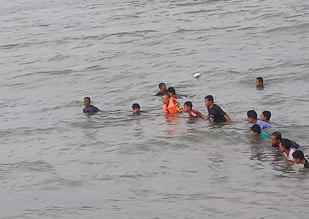 Tim SAR dan warga saat mencari seorang bocah yang masih belum ditemukan di Moro, sore tadi. (ft polsekmoro)