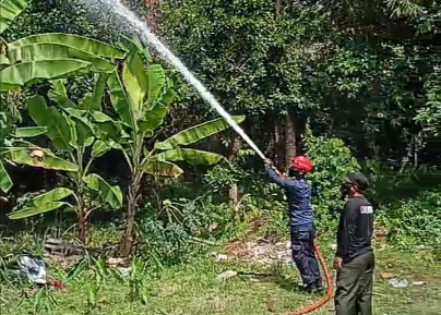 Petugas BPBD Karimun sedang melakukan penyemprotan di perkebunan warga di Pelambung, kemarin. (ft dispertankarimun)