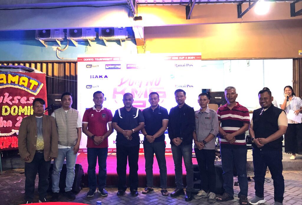 Bupati Aunur Rafiq dan undangan beserta pengurus KMG berfoto bersama usai pembukaan Turnamen Domino KMG Cup II di Bella Vista, malam ini. (ft msaimi)