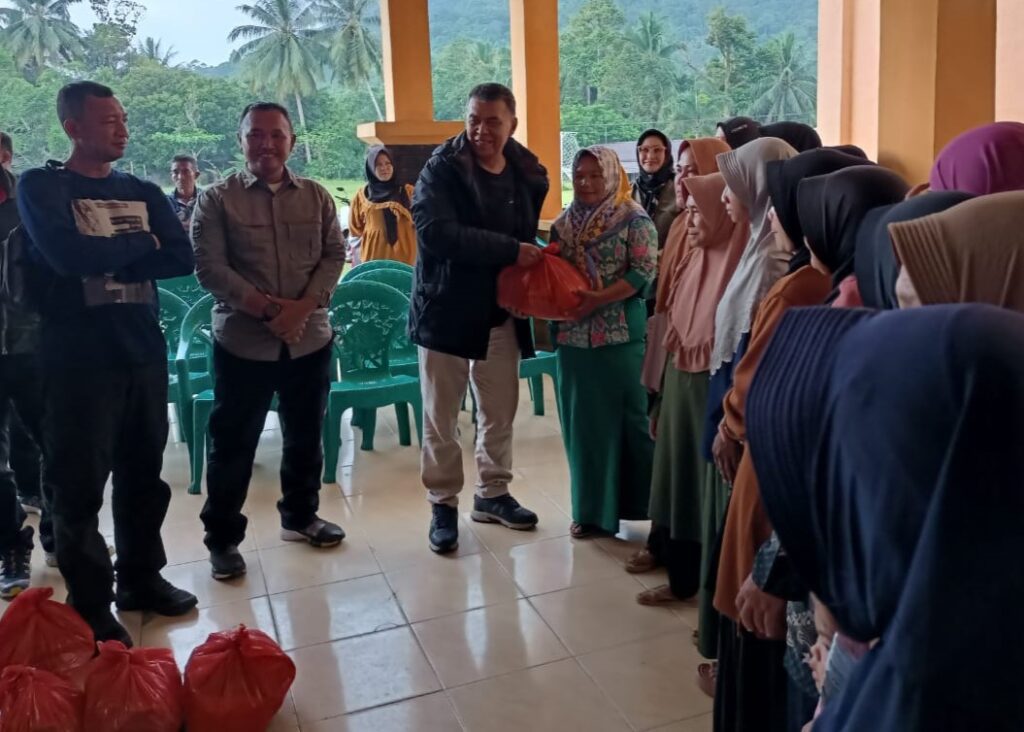 Bupati Wan Siswandi saat membagikan Sembako kepada warga Bunguran Timur dalam kegiatan touring merah putih, pagi tadi. (ft kominfonatuna)