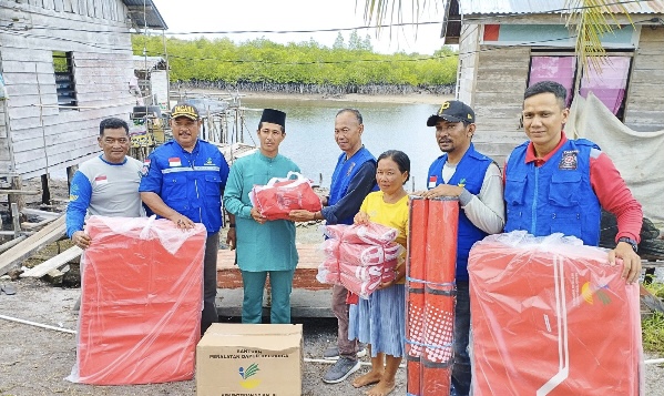 Dinsos Lingga Beri Bantuan Warga Rumah Roboh di Tanjung Irat, kemarin sore. (ft dinsoslingga)