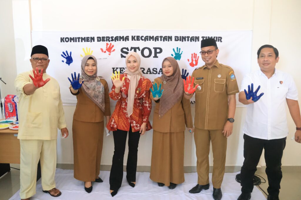 Hafizha (ketiga dari kiri) saat acara menolak kekerasan terhadap anak, pagi tadi. (ft humasbintan)