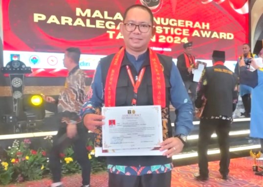 Lurah Sungai Lumpur Raja Roni Wahyudin Raih Paralegal Justice Award 2024