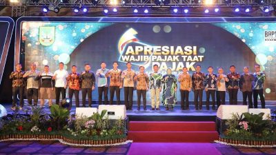 Para penerima apresiasi wajib pajak yang diselenggarakan Pemko Batam, Harmoni One Hotel, tadi malam. (ft restu)