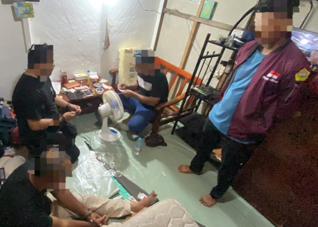 Proses penangkapan tersangka kasus sabu di Durai. (ft humaspolreskarimun)