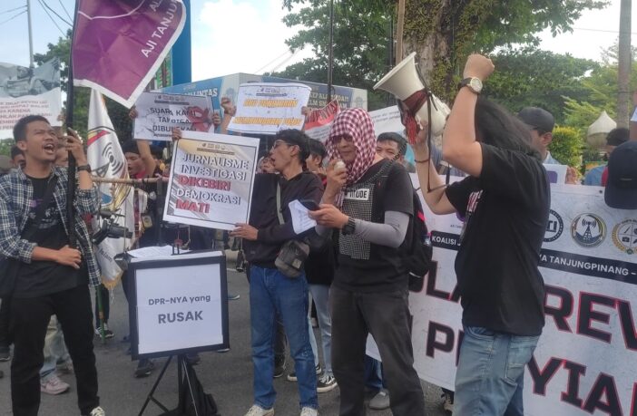 Sejumlah jurnalis dan mahasiswa di Tanjungpinang dan Bintan Provinsi Kepri saat menggelar aksi penolakan RUU Penyiaran. (ft aji)