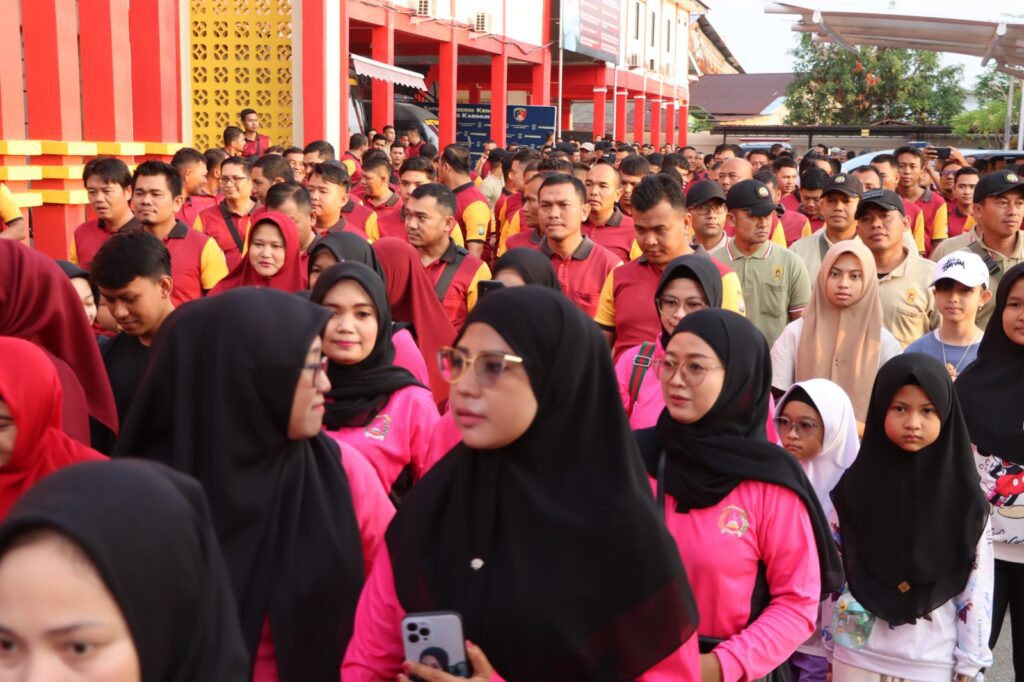 Suasana gerak jalan santai yang digelar tahun lalu di Maporles Karimun. (ft humaspolreskarimun)