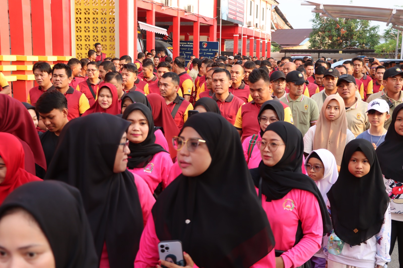 Suasana gerak jalan santai yang digelar tahun lalu di Maporles Karimun. (ft humaspolreskarimun)