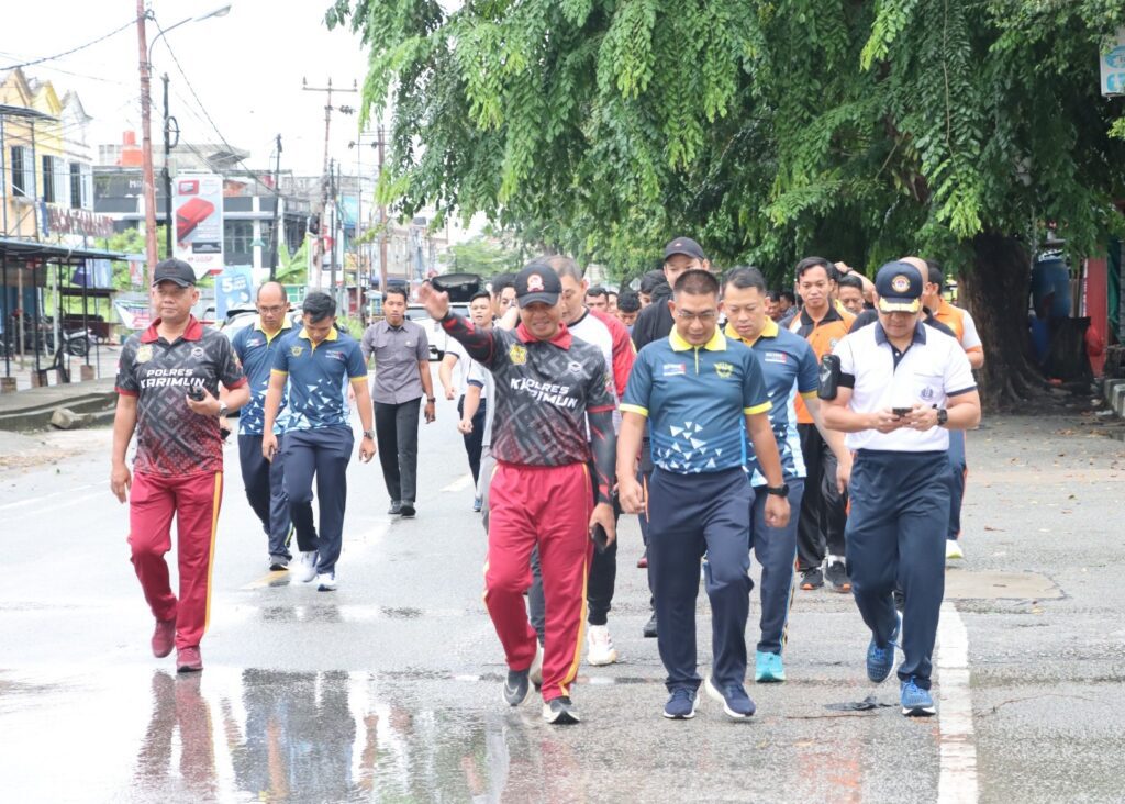 Suasana jalan santai bersama yang digelar Mapolres Karimun, pagi tadi. (ft msaimi)