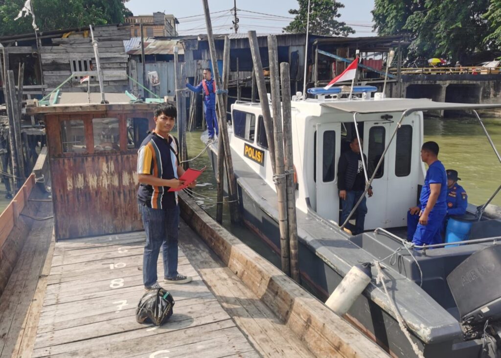 Anggota Satpolairud saat mendata kapal pengangkut kebutuhan masyarakat di Pintu Air Kolong, pagi tadi. (ft humaspolreskarimun)