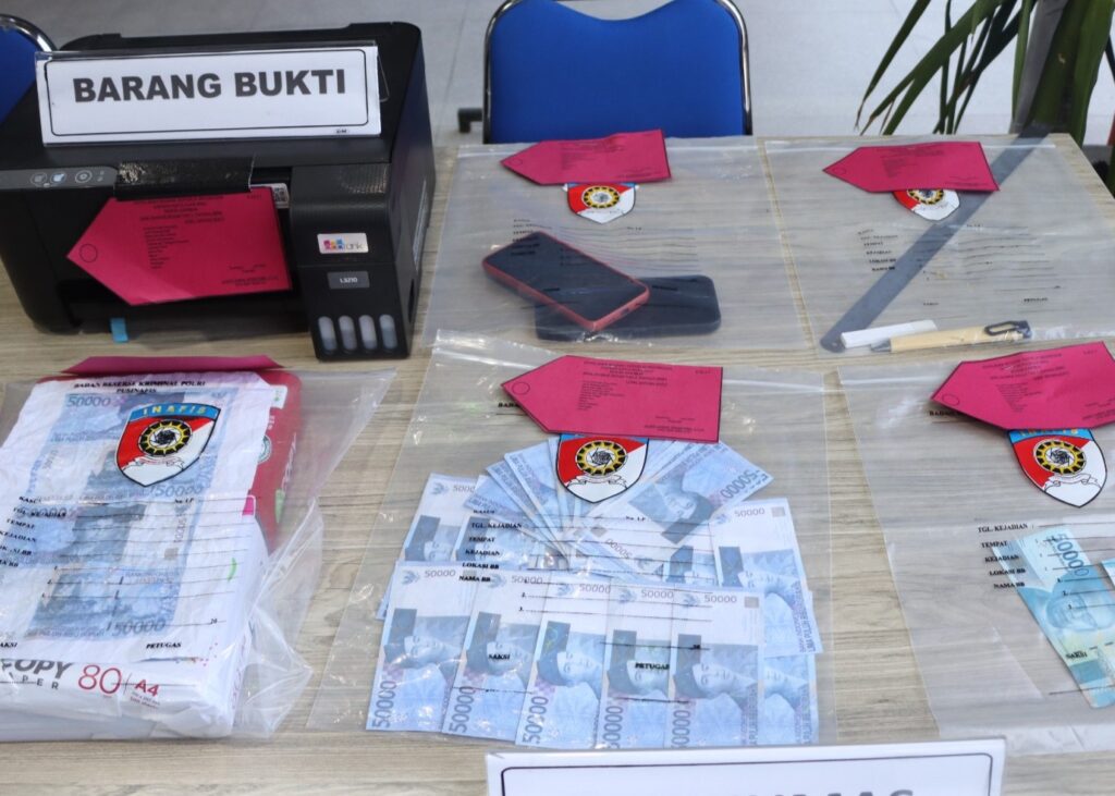 Barang bukti uang palsu di Polres Karimun, siang tadi. (ft msaimi)