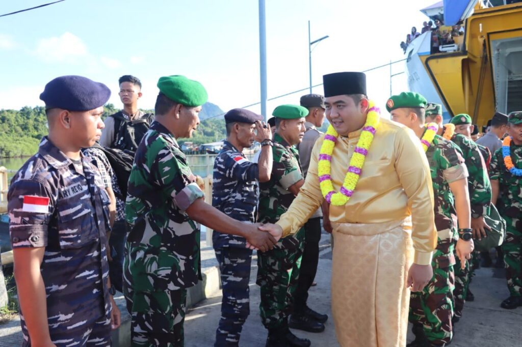 Bupati Roby saat tiba di Tambelan, pagi tadi. (ft humaspemkabbintan)