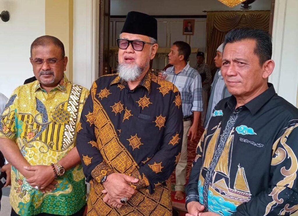 Gubernur Ansar Ahmad bersama Bupati Aunur Rafiq saat beramah-tamah dengan Huzrin Hood Tokoh Pejuang Kepri, Huzrin Hood. (ft kominfokepri)