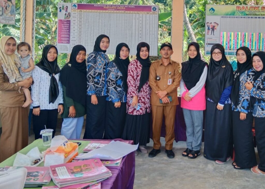 Kades Pangke Junaidi saat berfoto bersama TP PKK Desa Pangke dan Kader Posyandu, belum lama ini. (ft pemdespangke)
