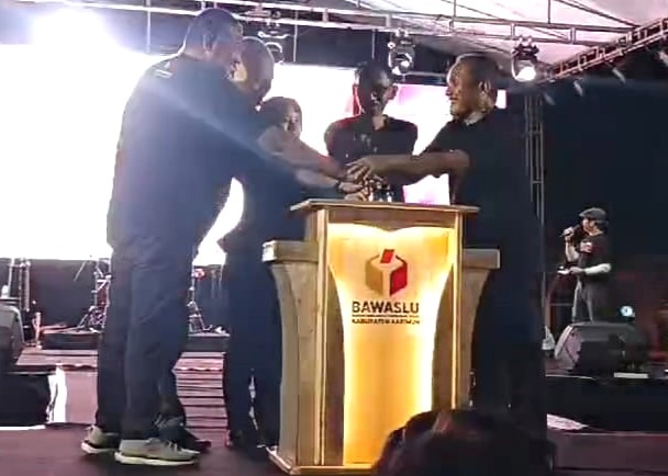 Komisioner Bawaslu Kabupaten Karimun menekan sirine tanda dimulainya Pengawasan Partisipatif Pilkada 2024 dimulai, malam ini. (ft msaimi)