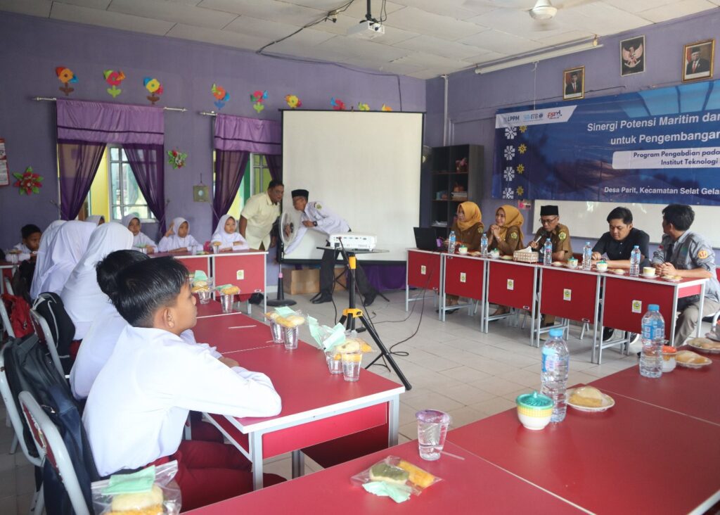 Mahasiswa dan Dosen ITB dan UNPAD saat menggelar pertemuan dengan perangkat Desa Parit dan warga Desa Parit, pagi tadi. (ft msaimi)