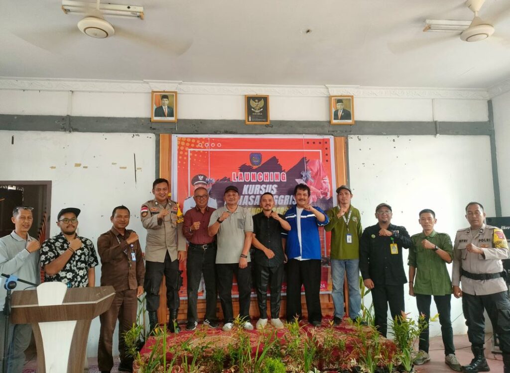 Ok Kades Pangke Junaidi berfoto bersama undangan saat launching Kursus Bahasa Inggris Gratis di Desa Pangke, sore tadi. (ft msaimi)