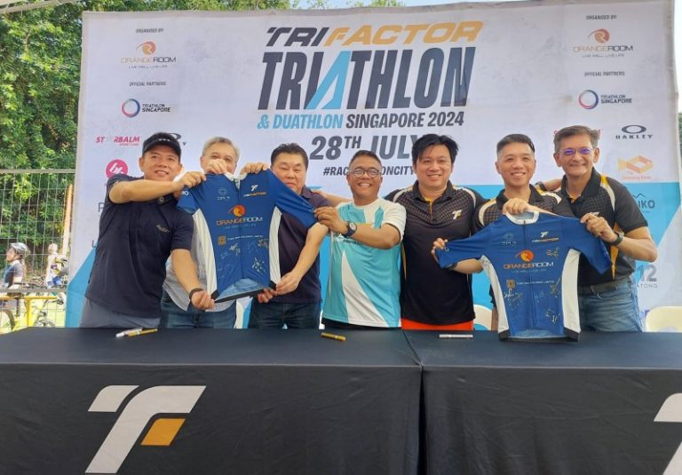 Peluncuran acara Opus TriFactor Triathlon Batam di Singapura, disejalankan dengan acara TriFactor Triathon & Duathlon Singapore 2024 di East Coast Park, Singapura, kemarin. (ft disparbudbatam)