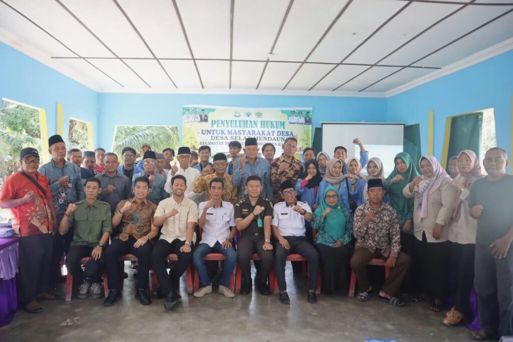 Perwakilan Kejari Karimun dan Kades Selat Mendaun dan para peserta penyuluhan hukum berfoto bersama di Aula Desa Selat Mendaun, siang tadi. (ft msaimi)