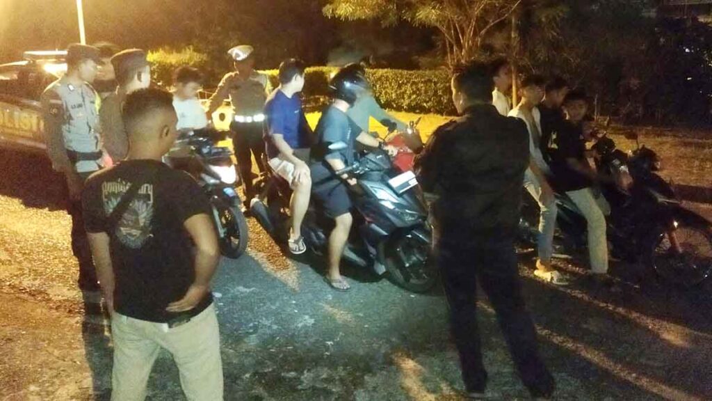 Polres Bintan dan Polsek Bintan Utara saat memberantas aksi balap liar di Jalan Raya Busung, Kecamatan Seri Kuala Lobam, Kabupaten Bintan. (ft humaspolresbintan)