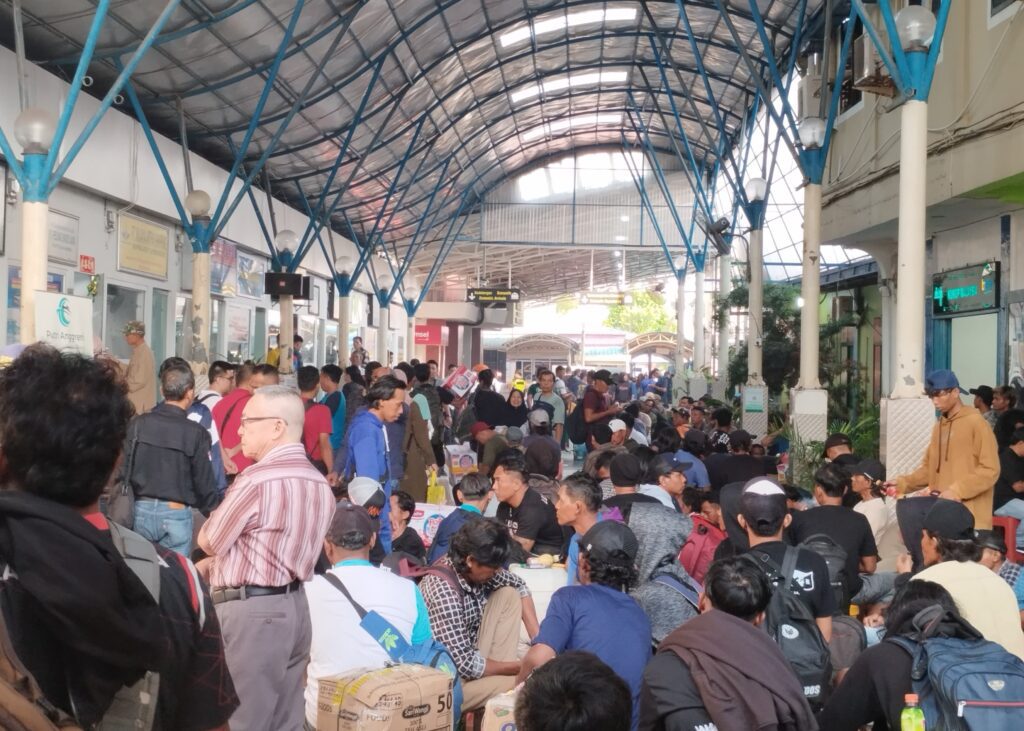 Ribuan calon penumpang kapal Pelni menumpuk tujuan Tanjung Priok Jakarta di Pelabuhan Tanjungbalai Karimun, sejak pagi tadi. (ft msaimi)