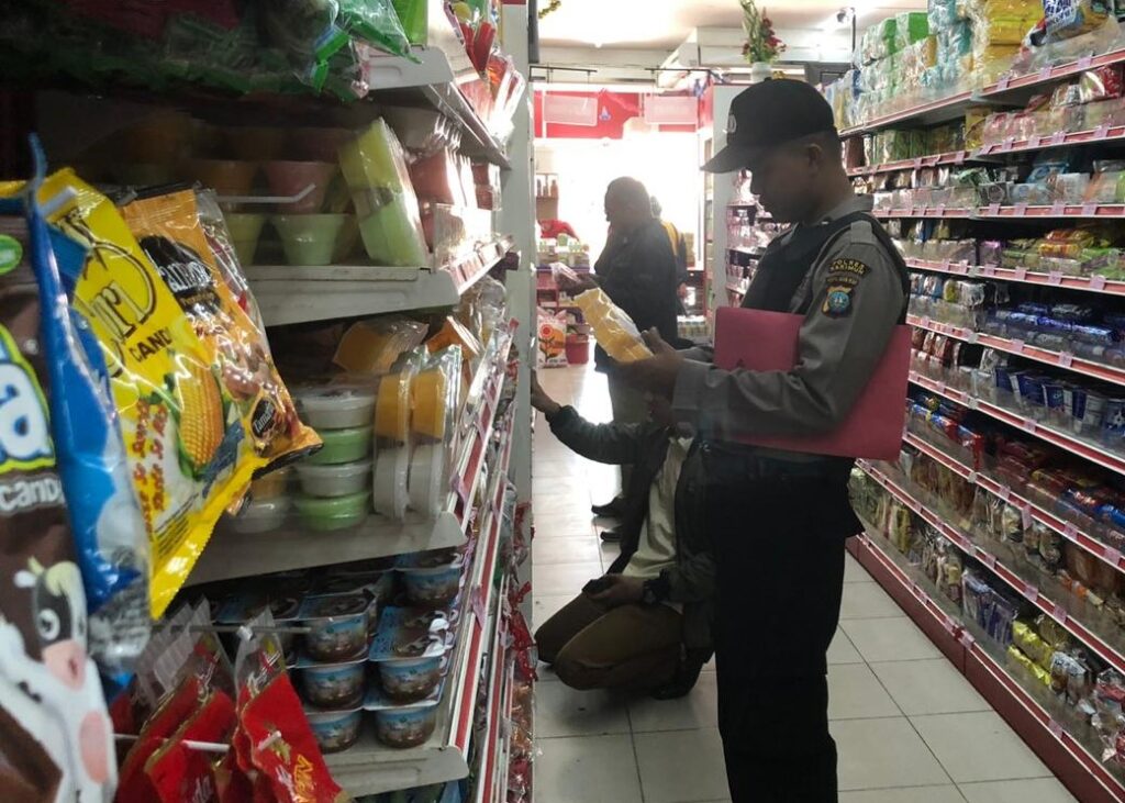 Satgas Pangan Karimun saat mengecek tanggal kedaluarsa produk-produk yang dijual di Karimun, beberapa waktu lalu. (ft dok lendoot)
