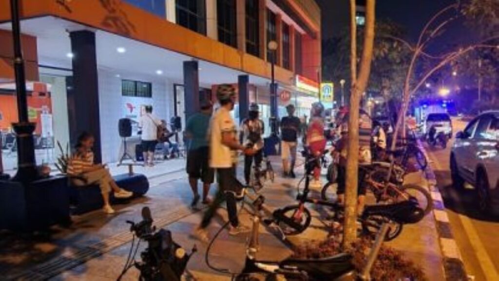 Suasana gowes malam di depan Kantor Pos Batamcenter, tadi malam. (ft rizal)