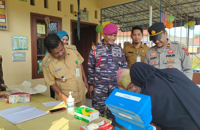 Suasana imunisasi di Kecamatan Singkep Barat, pagi tadi. (ft wandy)