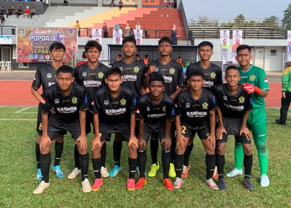 Tim Sepak Bola Karimun sebelum mengalahkan tim Anambas, 4-0 di Stadion Temenggung Abdul Jamal, pagi tadi. (ft roma)